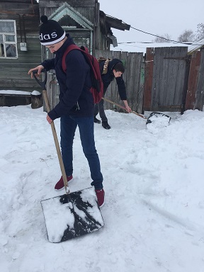 Помощь в уборке снега у пожилых жителей села